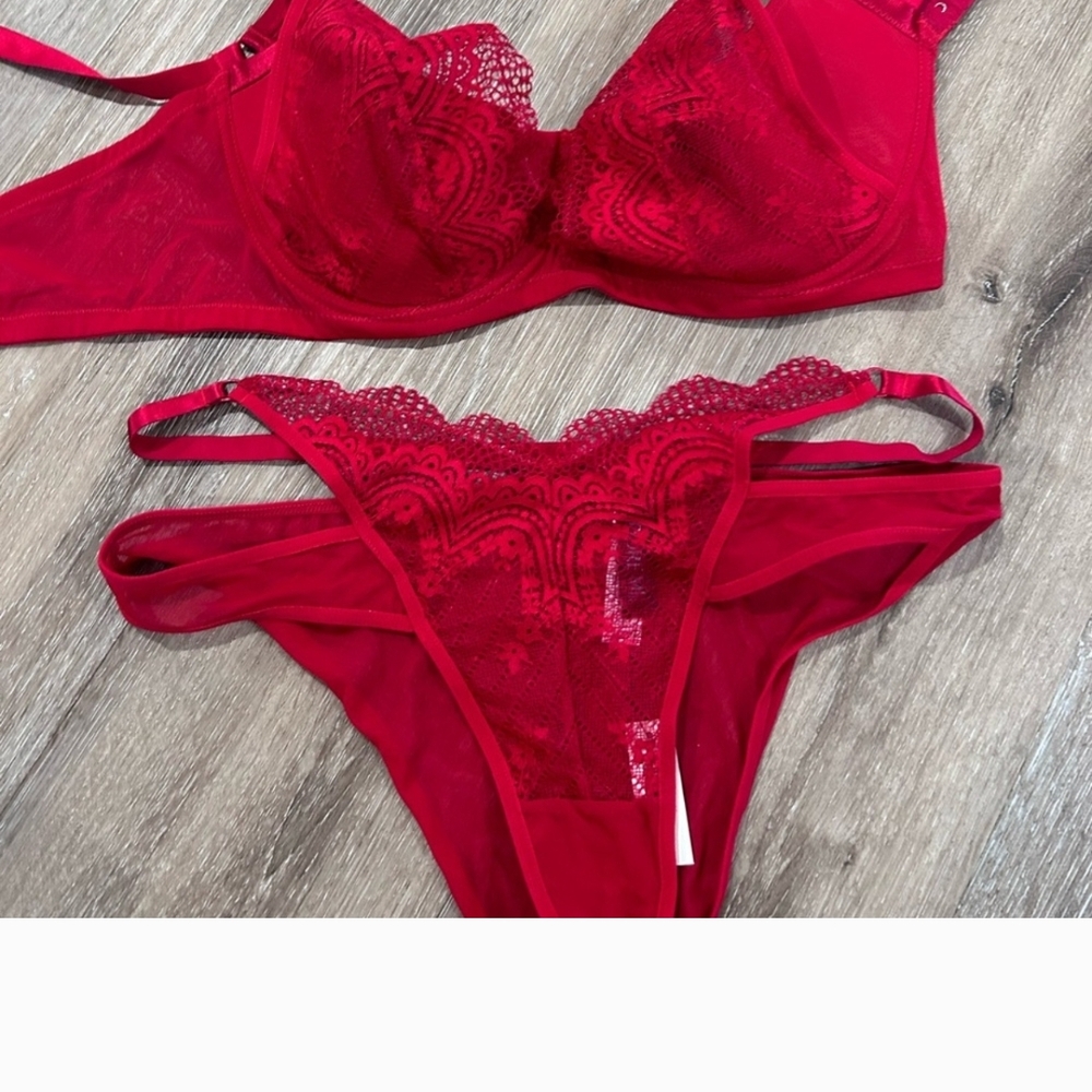 Elegant Red Lace Lingerie‎ Set - Picture 2 of 4